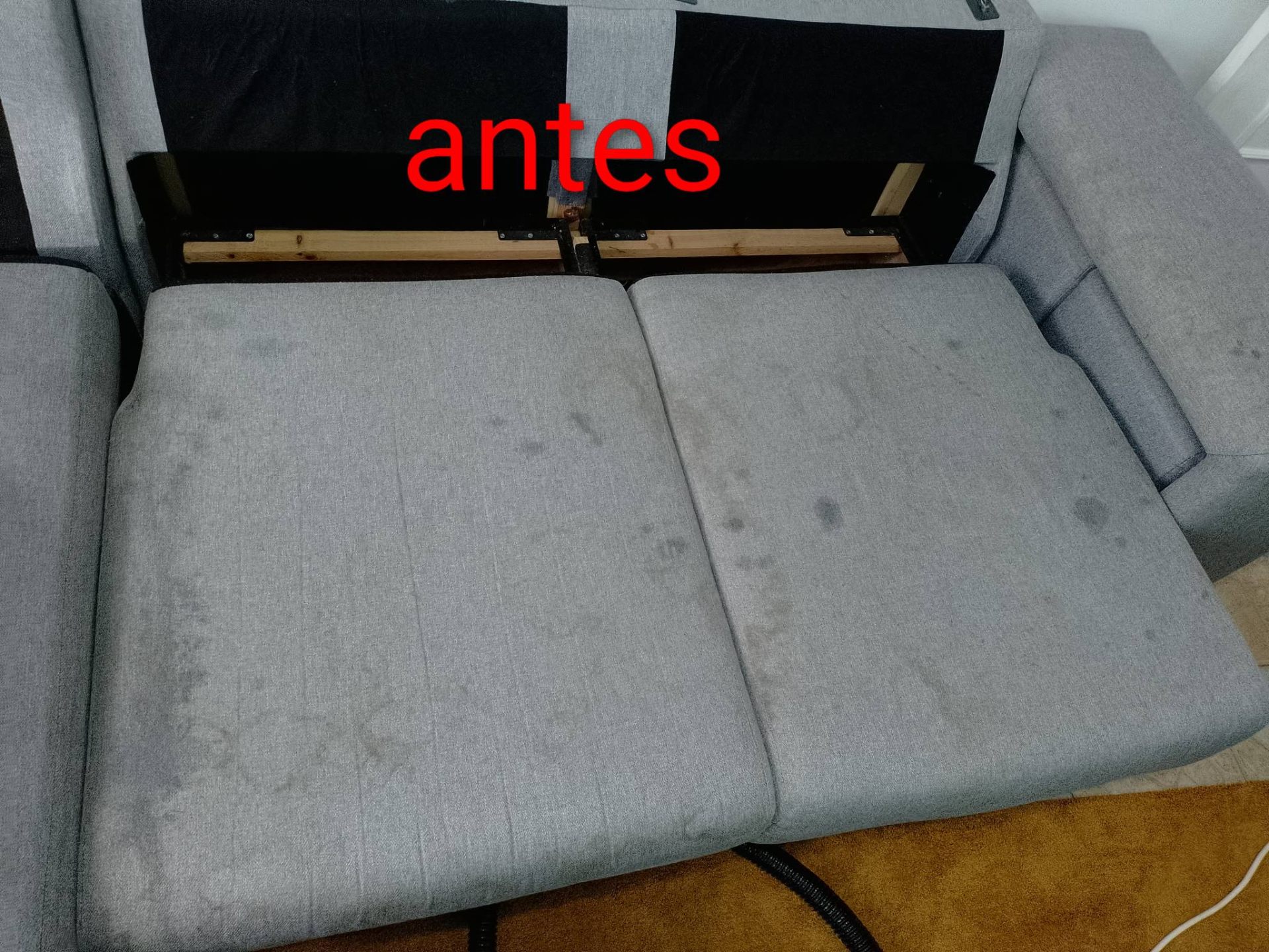 Limpeza de sofá-cama — antes